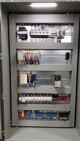 Panneau de contr&ocirc;le avec automate de sécurité.